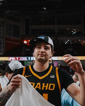 Image post by @vandalhoops on Instagram