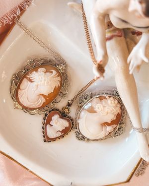 Image post by @maejeanvintage on Instagram