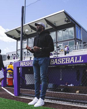 Image post by @uw_mbb on Instagram