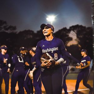 Image post by @uwsoftball on Instagram