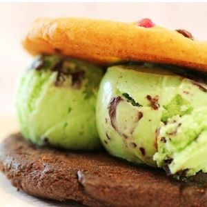 Image post by @insomniacookies on Instagram