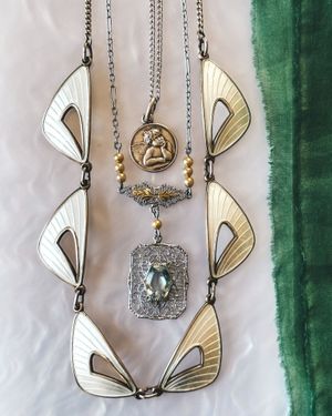 Image post by @maejeanvintage on Instagram