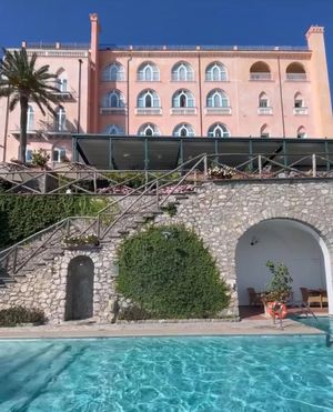Image post by @AvondaleTravel on Facebook