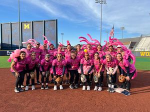 Image post by @umichsoftball on Twitter