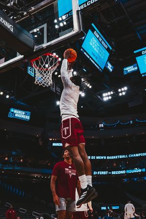 Image post by @TroyTrojansMBB on Twitter