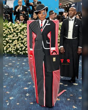 Image post by @TheShadeRoom on Twitter