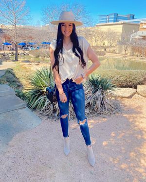 Image post by @sabrinanoellee on Instagram