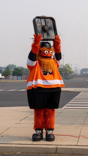 Image post by @GrittyNHL on Twitter