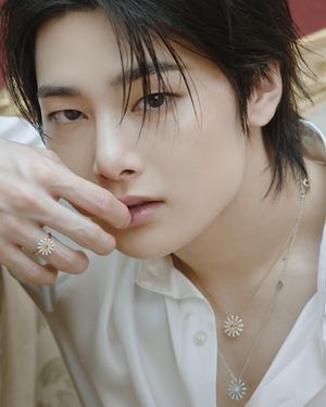 Image post by @esquire.korea on Instagram