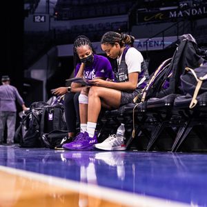 Image post by @uw_wbb on Instagram
