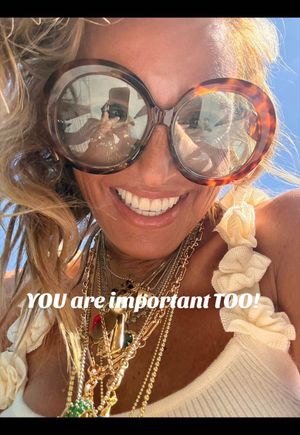 Video post by @shop.with.caroline on TikTok