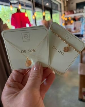 Image post by @shopleetracy on Facebook