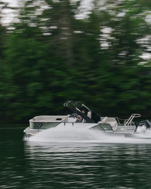 Image post by @crestpontoonboats on Instagram