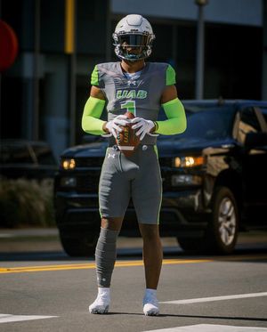 Image post by @coolestcollegefootballuniforms on Instagram
