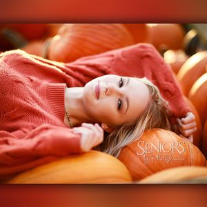 Image post by @seniorsbyphotojeania on Instagram