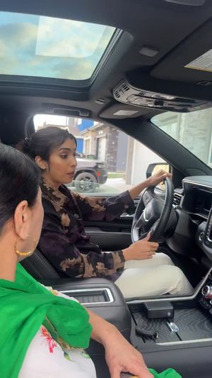 Video post by @preetifashionblogger on Facebook