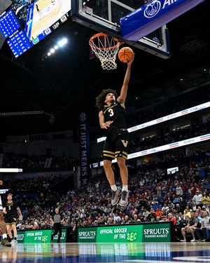 Image post by @carlymacklerphoto on Instagram