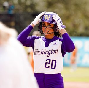 Image post by @uwsoftball on Instagram