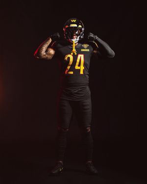 Image post by @coolestcollegefootballuniforms on Instagram