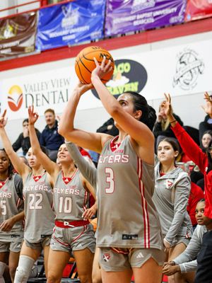 Image post by @lewiswbball on Instagram