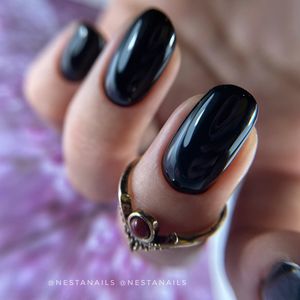 Image post by @nestanails on Instagram