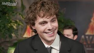 Video post by @hollywoodreporter on YouTube