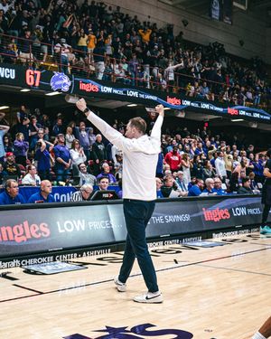 Image post by @etsumensbasketball on Instagram