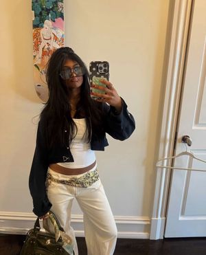 Image post by @curtsyapp on Facebook