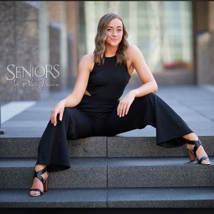 Image post by @seniorsbyphotojeania on Instagram