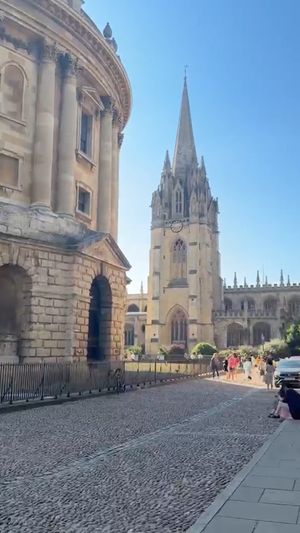 Video post by @oxford.academia.programs on Facebook