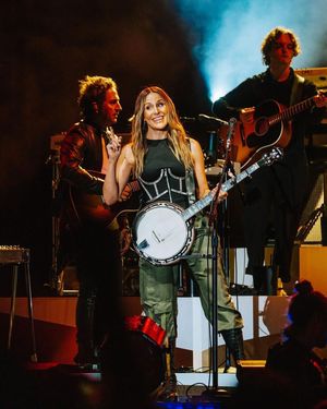 Image post by @thechicks on Instagram