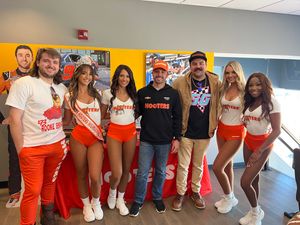 Image post by @HootersRacing on Twitter