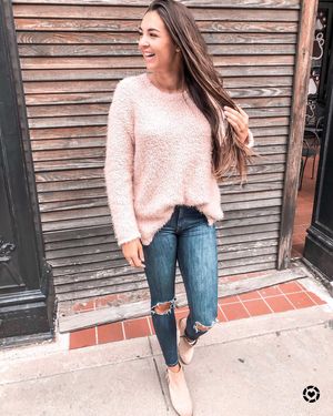 Image post by @sabrinanoellee on Instagram