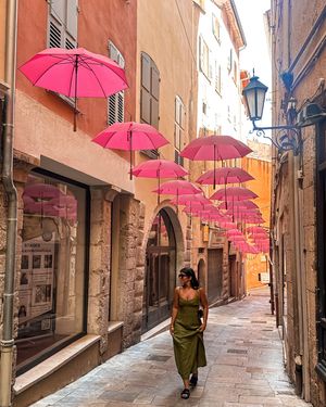 Image post by @niloofarhy on Instagram
