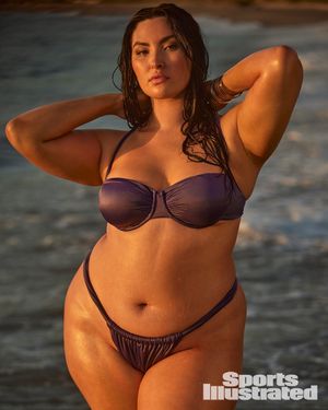 Image post by @si_swimsuit on Instagram