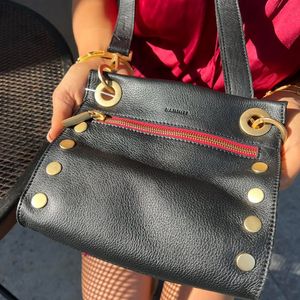 Image post by @shopleetracy on Facebook