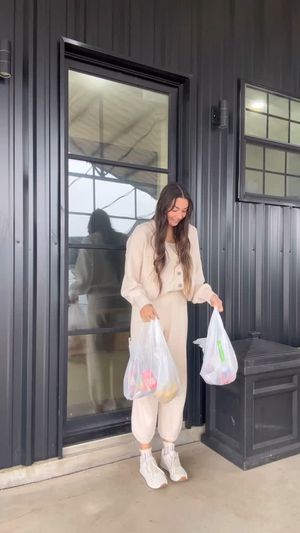 Video post by @sabrinanoellee on Instagram