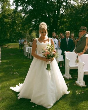 Image post by @vowdweddings on Instagram