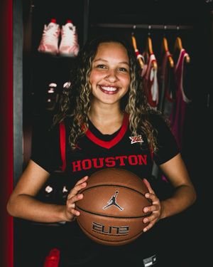 Image post by @uhcougarwbb on Instagram