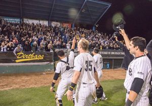 Image post by @LBDirtbags on Twitter