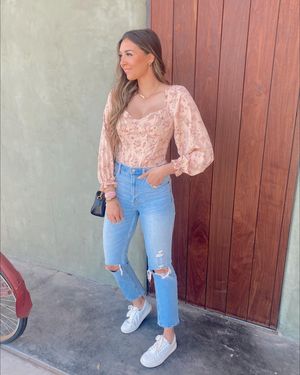 Image post by @sabrinanoellee on Instagram