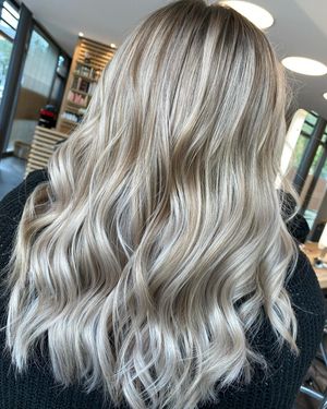 Image post by @enjoyhairstyling.aalen on Instagram
