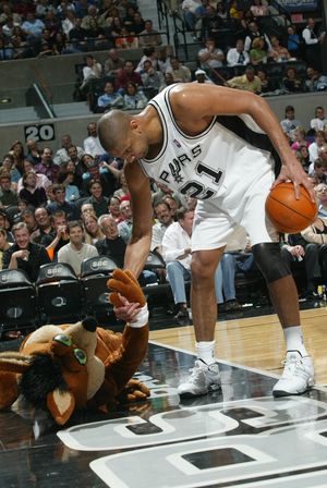 Image post by @SpursCoyote on Twitter