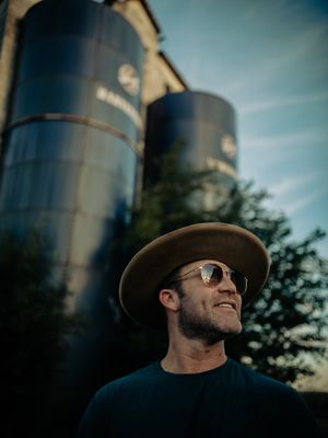 Image post by @drakewhitestomp on Instagram