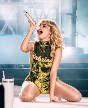 Image post by @slaybrinacarpenterr on Instagram