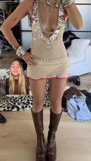 Image post by @curtsyapp on Facebook