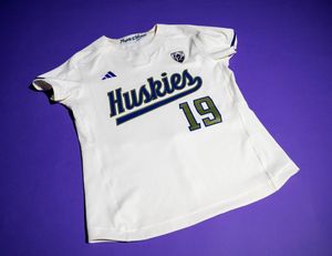 Image post by @UWSoftball on Twitter