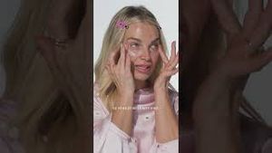 Video post by @lauracomanl on YouTube