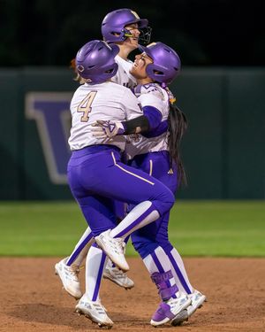 Image post by @uwsoftball on Instagram