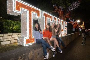 Image post by @UTAustin on Twitter